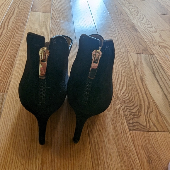 Guess 4 inch black and gold heels - Picture 6 of 7